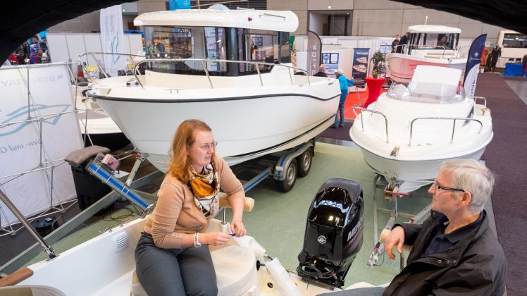 Sportboot-Verkäuferin Saskia Schritt hat auf der vergangenen Messe potenzielle Kunden beraten. 
