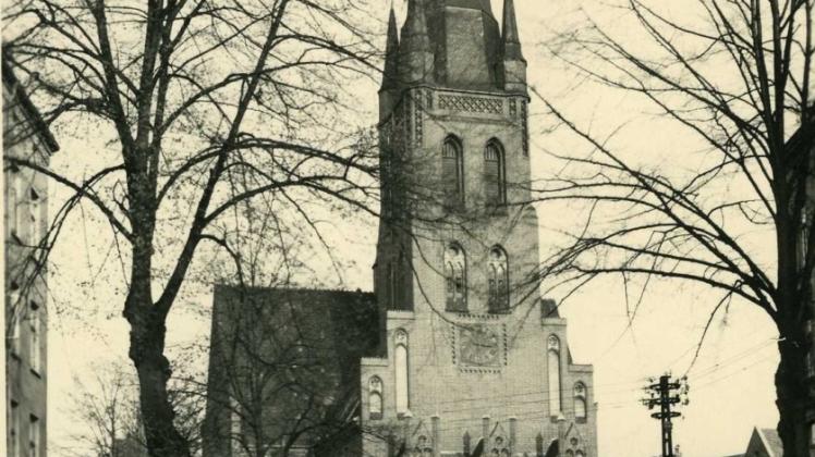 Für die Vorstadtkirchengemeinde in Rostocks Westen plante man um die Jahrhundertwende den Bau eines Gotteshauses auf dem Heiligen-Geist-Feld vor dem Kröpeliner Tor. 