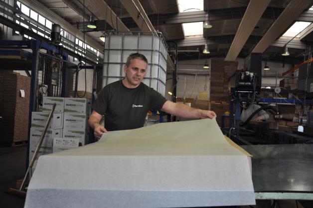 Zu den 43 Mitarbeitern von Yamaton gehört auch Mario Themann, der hier mit Dauerkleber versehene Waben-Platten für den besseren Transport mit Silikonpapier abdeckt. Fotos: Claudia Labude-Gericke Zu den 43 Mitarbeitern von Yamaton gehört auch Mario Themann, der hier mit Dauerkleber versehene Waben-Platten für den besseren Transport mit Silikonpapier abdeckt. Fotos: Claudia Labude-Gericke