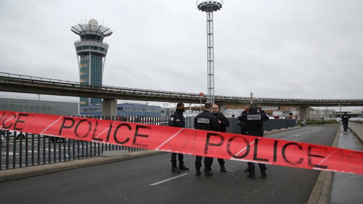 Die französische Polizei patrouilliert am Flughafen Orly in Paris (Frankreich).