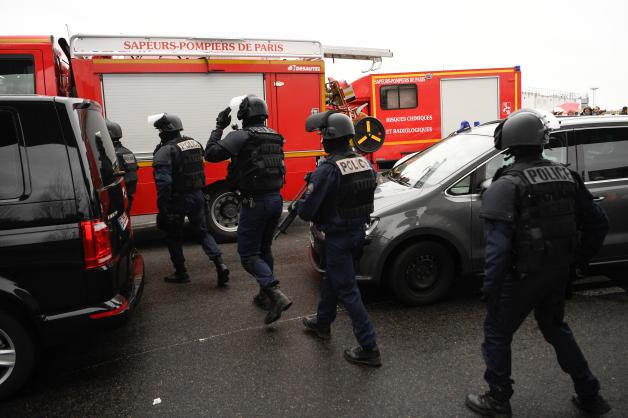 Spezialkräfte der französischen Polizei patrouillieren am Flughafen Orly in Paris (Frankreich).