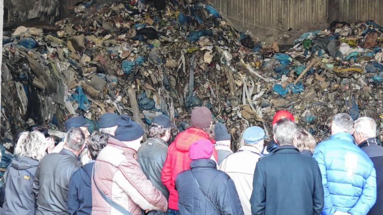 Ein Blick in den stinkenden Müllbunker: Von hier aus wandern jährlich 50000 Tonnen Restmüll durch die Verbrennungsanlage.  Fotos: Hennes (4) 