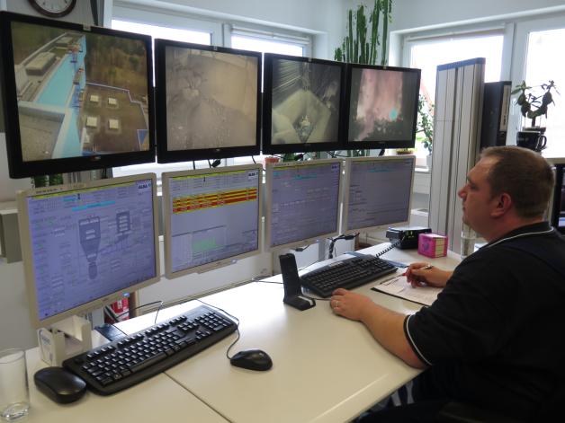 Jede Störung läuft hier auf: Leitwartenfahrer Oliver Harbeck überwacht den Verwertungsprozess auf acht Monitoren. 