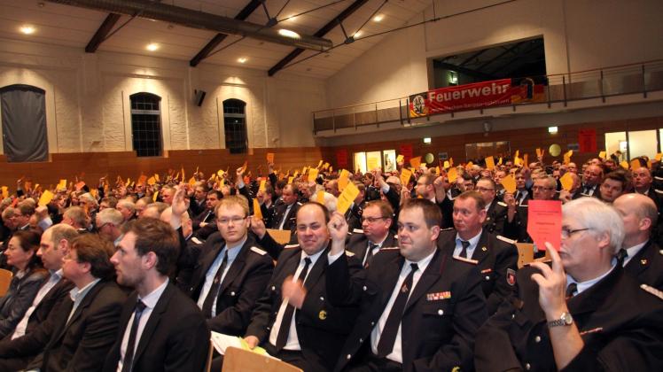 Mitgliederversammlung des Kreisfeuerwehrverbandes Ludwigslust-Parchim in der Stadthalle Ludwigslust. Hier während der Abstimmungen zu Satzungsänderungen.  