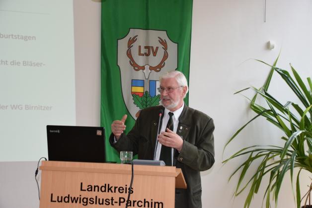 Dietmar Villwock, Wolfsbeauf-tragter des Jagdverbandes Parchim, erläuterte das Positionspapier.  