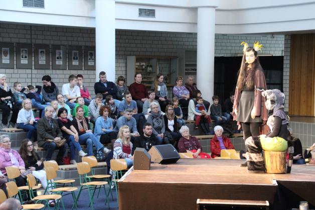 Da die Bühne mit einem Steg bis in die Zuschauerreihen ragte, fühlten sich die Besucher mittendrin im Geschehen – und die Darsteller mitten im Publikum. Eine schöne Idee. Da die Bühne mit einem Steg bis in die Zuschauerreihen ragte, fühlten sich die Besucher mittendrin im Geschehen – und die Darsteller mitten im Publikum. Eine schöne Idee.