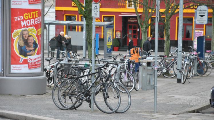 Obwohl an der „richtigen“ Abstellanlage am Hauptbahnhof noch etliche Plätze frei sind, werden Fahrräder an Baumschutzbügeln und Verkehrszeichen angeschlossen.  