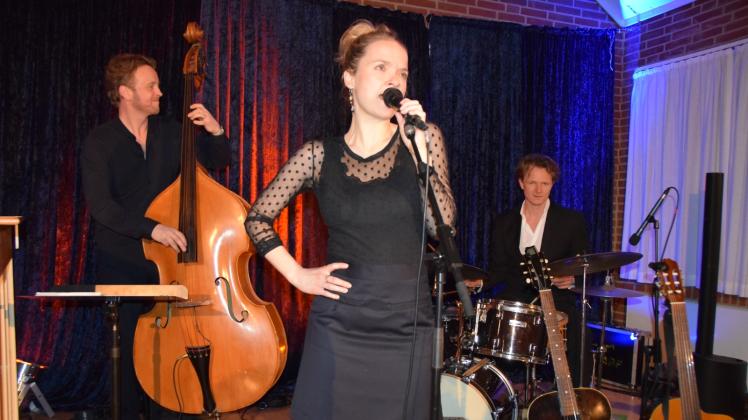 Mette Juul (Mitte) und ihre Band mit Morten Ramsbø (v.l.) und Janus Templeton sowie Heine Hansen (nicht auf dem Foto) begeistern mit ihrem Jazz. 