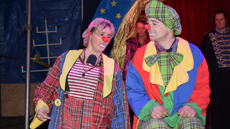 Sorgten für lustige Momente: das Clownsduo Pauline und Beppo unterhielten die Zuschauer mit einer Lachnummer. Fotos: F. Gutt 