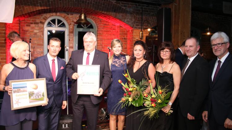 Der 13. Unternehmerball in Wittenberge Detlef Benecke (3.v.l.) wurde als Unternehmer des Jahres geehrt. Mit seiner Frau Tina (3.v.r.) und seiner Tochter Daniela (4.v.r.) leitet er die Firma.