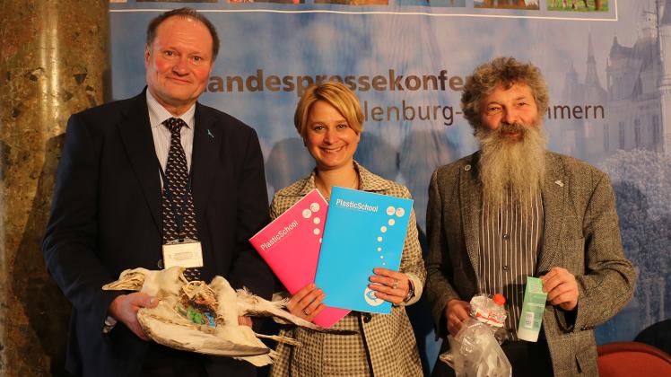 Freuen sich über das Projekt und die Materialien: Harald Behnke vom Ozeaneum, Wissenschaftsministerin Birgit Hesse und IOW-Direktor Ulrich Bathmann.  