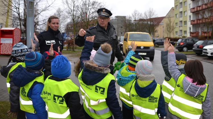 Die Polizeibeamten von der Polizeiinspektion Güstrow erklären den Kindern die Regeln im Straßenverkehr.  