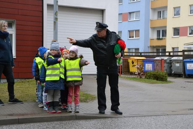Unter der Anleitung von Polizeihauptmeister Karsten Hamann (r.) machen die Kinder der DRK-Kita Südlichter alles richtig: Arm raus, um eine Straßenüberquerung anzuzeigen, und der Blick nach links, rechts und wieder links, bevor es wirklich los geht. Unter der Anleitung von Polizeihauptmeister Karsten Hamann (r.) machen die Kinder der DRK-Kita Südlichter alles richtig: Arm raus, um eine Straßenüberquerung anzuzeigen, und der Blick nach links, rechts und wieder links, bevor es wirklich los geht.