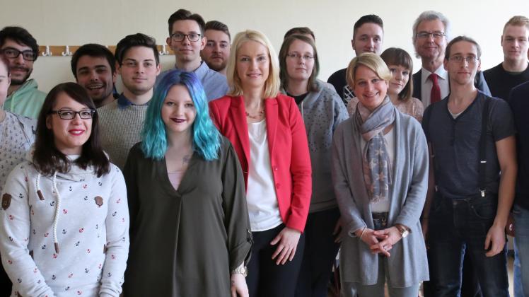 Bundesfamilienministerin Manuela Schwesig ( M.) besuchte mit Landesbildungsministerin Birgit Hesse (2.v.r., beide SPD) die Berufsschule „Dienstleistung und Gewerbe“ in Rostock  