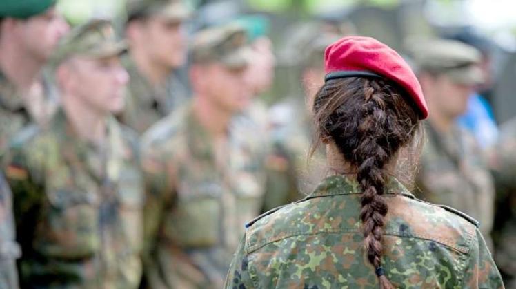Müssen Soldatinnen Griffe an den Po als „Imponiergehabe“ akzeptieren? Alles andere als das, schreibt Ursula von der Leyen in einem offenen Brief. Müssen Soldatinnen Griffe an den Po als „Imponiergehabe“ akzeptieren? Alles andere als das, schreibt Ursula von der Leyen in einem offenen Brief.