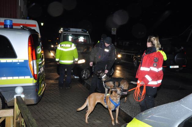 Die Polizei fahndete mit Hunden nach dem Tatverdächtigen, nachdem dieser geflüchtet war.