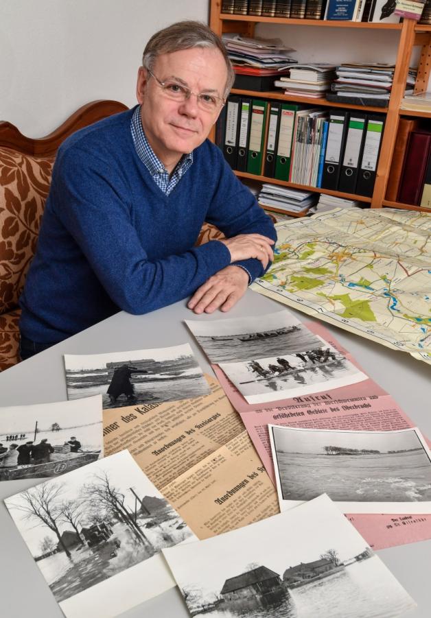 Der Leiterdes Oderlandmuseums, Reinhard Schmook, aus Bad Freienwalde sitzt an einem Tisch mit historischen Dokumenten und Fotografien vom Oderhochwasser von 1947. Der Leiterdes Oderlandmuseums, Reinhard Schmook, aus Bad Freienwalde sitzt an einem Tisch mit historischen Dokumenten und Fotografien vom Oderhochwasser von 1947.