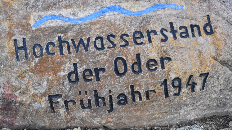 Am Standort des Gedenksteins brach beim Oderhochwasser am 21./22. März 1947 der Deich.