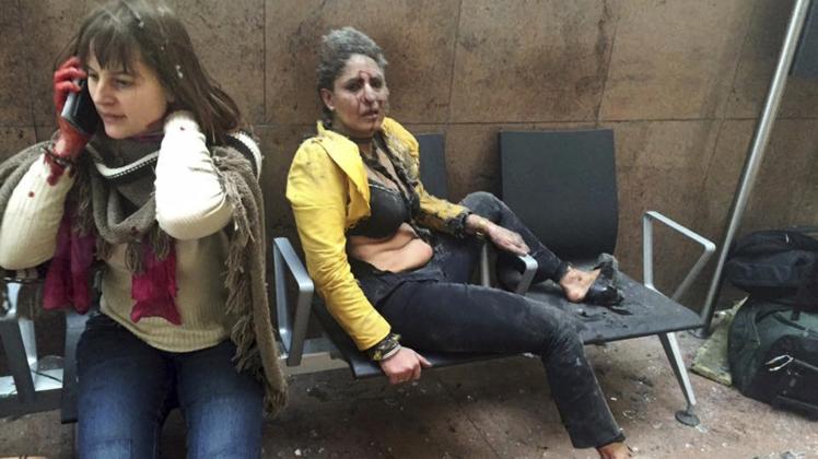 Die indische Stewardess Nidhi Chaphekar (r.) unmittelbar nach dem Anschlag auf den Flughafen von Brüssel 