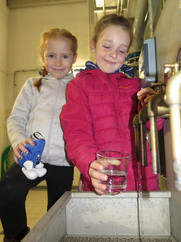 Vor der Filteranlage: Luise und Helen (re.) vergleichen das Rohwasser aus der Erde mit dem gereinigten Wasser. Optisch gibt es keinen Unterschied.  Fotos: Hennes (2) 