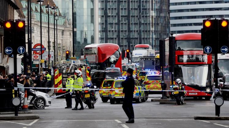 Polizisten sperren eine Straße in der Nähe des britischen Parlament in London 