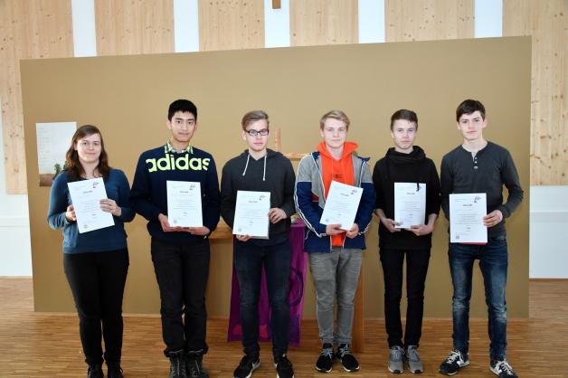 Die Besten der zehnten Klassen des Landes: Inga Krause, Michael Tong, Johannis Niclas, Egon Marlow, Oliver Combes und Valentin Kneitz. Die Besten der zehnten Klassen des Landes: Inga Krause, Michael Tong, Johannis Niclas, Egon Marlow, Oliver Combes und Valentin Kneitz.