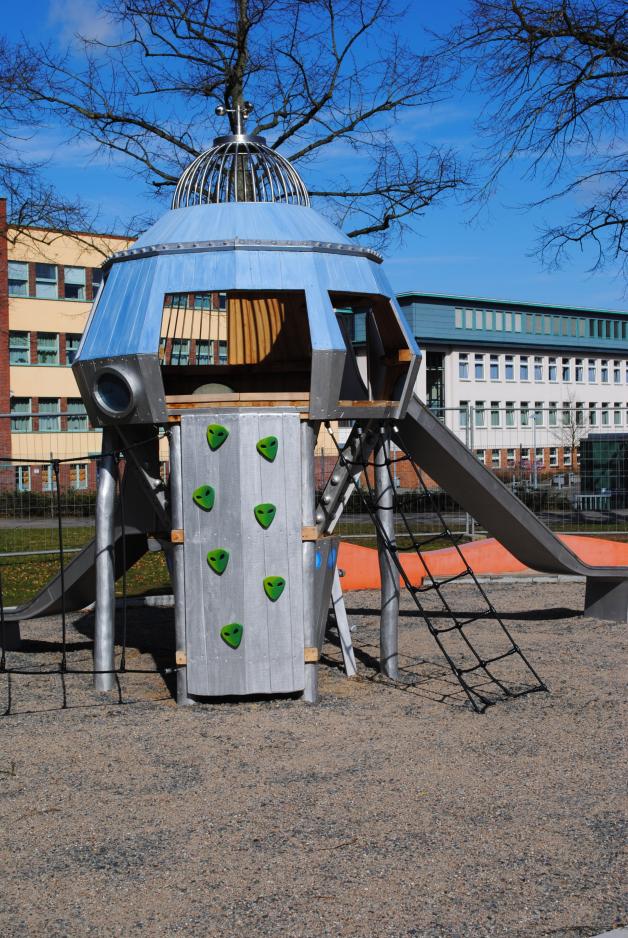 Neustes Spielgerät: Kletterturm an der Luxemburgstraße Neustes Spielgerät: Kletterturm an der Luxemburgstraße