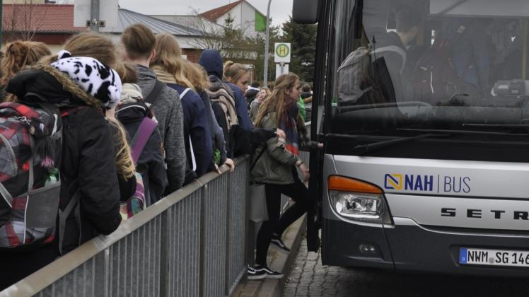 Schülern bis zur Jahrgangsstufe 6, die eine für sie zuständige Schule besuchen, werden in Nordwestmecklenburg zwei Kilometer und ab Jahrgangsstufe 7 vier Kilometer Fußweg zur Schule zugemutet. Eine Bezuschussung für einen Schülerfahrausweis für den ÖPNV gibt es nicht. 
