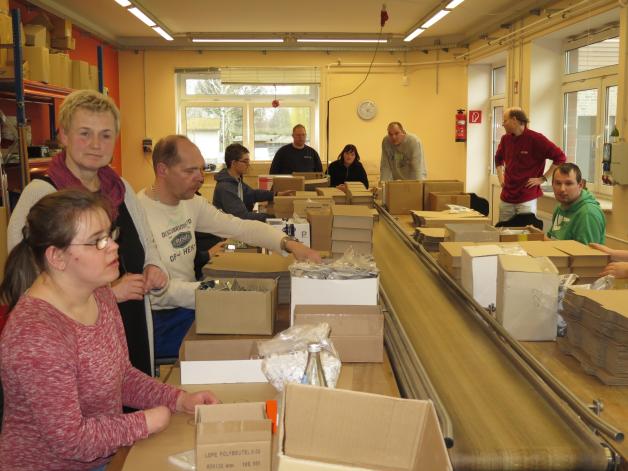 Mitarbeiterin des Monats: Christine (l.) verpackt Zubehörteile für die Ikea-Kommode Malm. Mitarbeiterin des Monats: Christine (l.) verpackt Zubehörteile für die Ikea-Kommode Malm.