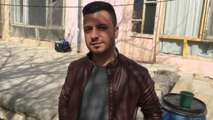 Arasch Alokosai, der im Januar aus Deutschland abgeschoben wurde, steht vor dem Lehmhaus einer Kusine in Kabul.  