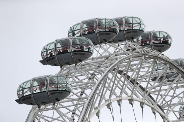 Während der Terrorattacke in London saßen am Mittwoch auch mehr als 100 Schüler aus Spanien auf dem weltberühmten Riesenrad „London Eye“ fest. Die Jugendlichen im Alter von 16 und 17 Jahren, die auf Klassenfahrt in der britischen Hauptstadt waren, hätten gut zweieinhalb Stunden in den Kabinen der Attraktion ausharren müssen, sagte Schuldirektor José María Vaquero aus dem Ort Buitrago nördlich von Madrid gestern. „In der ganzen Dramatik haben wir die Situation mit einer gewissen Ruhe durchlebt“, erklärte er. Das „London Eye“ war gleich nach ersten Berichten über den Anschlag vorsorglich angehalten worden. Die Konstruktion ist nur etwa 500 Meter Luftlinie vom Parlament entfernt. Während der Terrorattacke in London saßen am Mittwoch auch mehr als 100 Schüler aus Spanien auf dem weltberühmten Riesenrad „London Eye“ fest. Die Jugendlichen im Alter von 16 und 17 Jahren, die auf Klassenfahrt in der britischen Hauptstadt waren, hätten gut zweieinhalb Stunden in den Kabinen der Attraktion ausharren müssen, sagte Schuldirektor José María Vaquero aus dem Ort Buitrago nördlich von Madrid gestern. „In der ganzen Dramatik haben wir die Situation mit einer gewissen Ruhe durchlebt“, erklärte er. Das „London Eye“ war gleich nach ersten Berichten über den Anschlag vorsorglich angehalten worden. Die Konstruktion ist nur etwa 500 Meter Luftlinie vom Parlament entfernt.