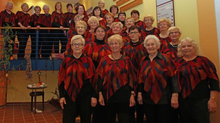 Der Chor „Güstrower Mädels“ besteht derzeit aus 33 aktiven Sängerinnen, die sich jeden Mittwoch im Oflegeheim in der Schnoienstraße zur Probe treffen. Fotos: Sieglinde Seidel 