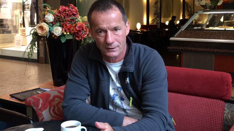 Boxtrainer Karsten Röwer beim Interviewtermin im Schweriner „Café Rothe“  