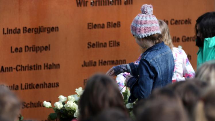 Schüler haben  bei der Gedenkfeier am Joseph-König-Gymnasium in Haltern Rosen vor eine Gedenktafel gelegt.  