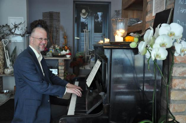 Mit seinem Können am Klavier hat sich Hausmusiker George einen beachtlichen Fan-Kreis erspielt.  Fotos: Claudia Labude-Gericke 