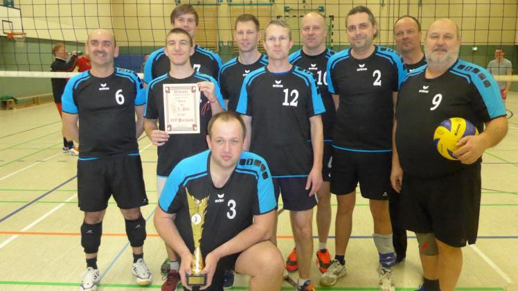 Die Volleyballer vom VfV 68 Pritzwalk dominierten die Kreisliga Prignitz und holten sich verdient den Meisterpokal.  
