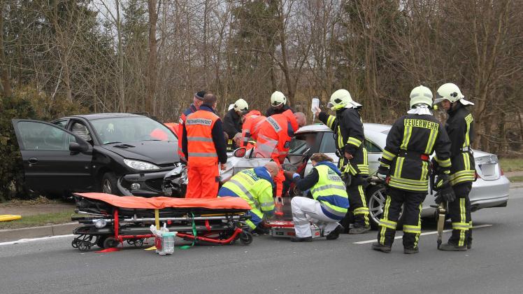 Zuckerschock sorgt für schweren Unfall auf B 110 in Broderstorf: 79-Jähriger rast frontal mit Pkw zusammen - Drei Verletzte