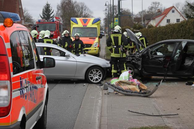 Zuckerschock sorgt für schweren Unfall auf B 110 in Broderstorf: 79-Jähriger rast frontal mit Pkw zusammen - Drei Verletzte