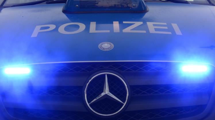 Die Polizei rückte in Schönfeld an. Ein 18-Jähriger drohte, mit einem Molotow-Cocktail ein Haus in Brand zu setzen  