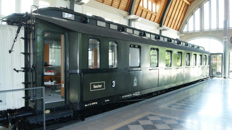Der Lenin-Wagen aus Sassnitz steht heute im Kaiserbahnhof in Potsdam und dient der Deutschen Bahn für Konferenzen. 