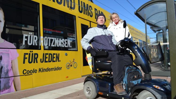 Mit der Straßenbahn darf Jens Schmidt (51) anders als seine Lebenspartnerin Silke Bretschneider (49) bei der RSAG nicht mehr fahren. In Schwerin und bei der Deutschen Bahn darf er aber weiter mit.  