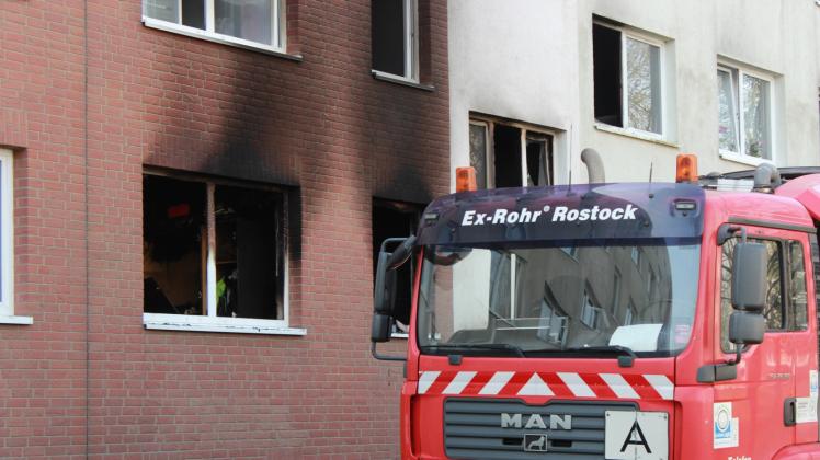 Der Brand ist gelöscht, nun beginnen die Ermittlungsarbeiten der Polizei zur Ursache des Feuers in der Flensburger Straße.  