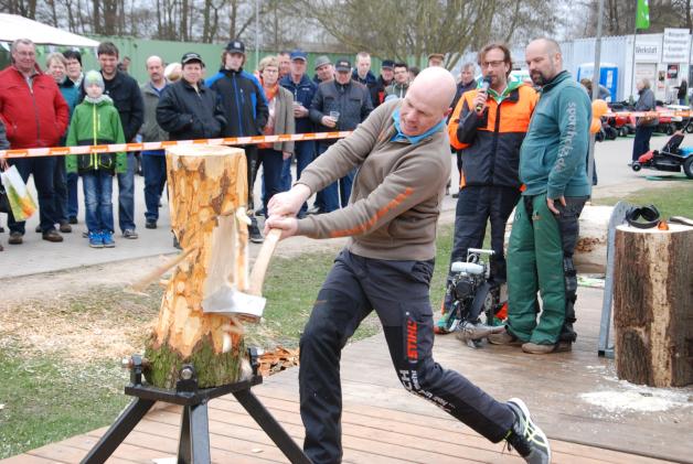 Schlag um Schlag: Carsten Jeske ist beim Holzschlagen in seinem Element. 