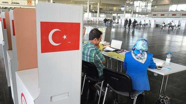 Rund 1,4 Millionen Bürger mit türkischem Pass können ab dem 27. März am Referendum teilnehmen.