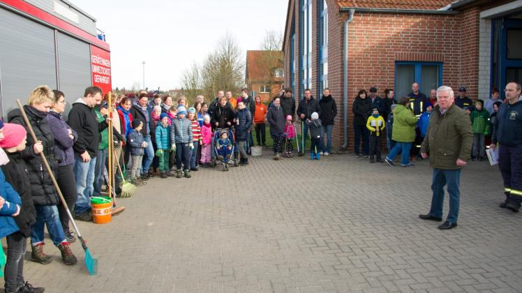 Rekord beim diesjährigen Frühjahrsputz in Zarrentin: Mehr als 120 fleißige Helfer säuberten ihre Heimatstadt Zarrentin. Fotos: Tilo Röpcke Rekord beim diesjährigen Frühjahrsputz in Zarrentin: Mehr als 120 fleißige Helfer säuberten ihre Heimatstadt Zarrentin. Fotos: Tilo Röpcke
