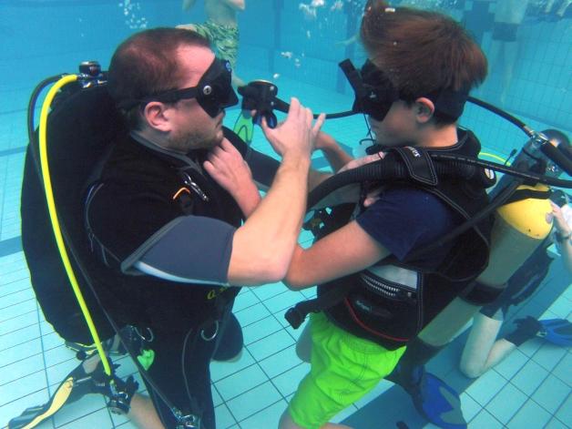 Tauchlehrer Christian Ries (l.) trainiert mit Clemens Rettung unter Wasser. Fotos: Bernd Möschl 