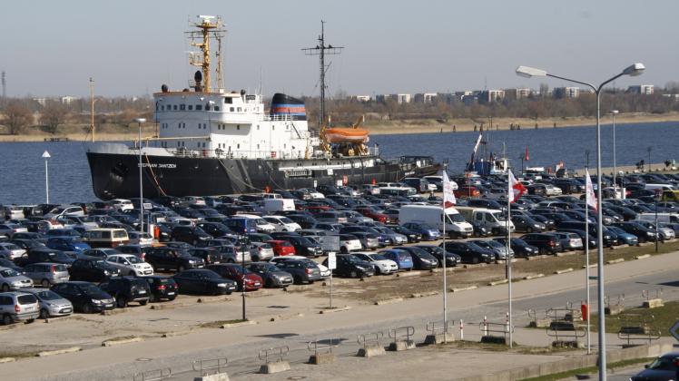 Ab April wird der Parkplatz im Stadthafen gepflastert, anschließend steigen die Preise. 