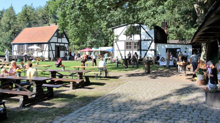 Der Forst- und Köhlerhof ist ein beliebtes Ausflugsziel in der Rostocker Heide. Der Forst- und Köhlerhof ist ein beliebtes Ausflugsziel in der Rostocker Heide.