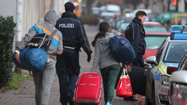 Abgelehnte Asylbewerber werden von der Polizei abgeholt.