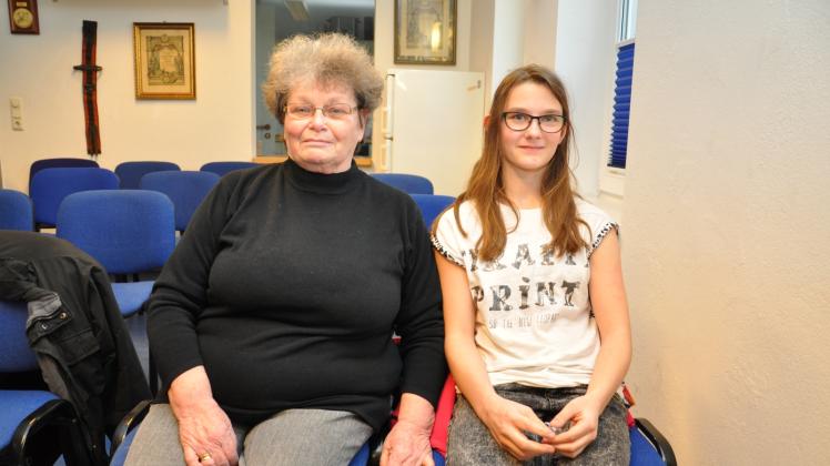 Die zwölfjährige Johanna mit ihrer Oma Margit von der Heyden in der Sitzung der Wariner Stadtvertretung.  
